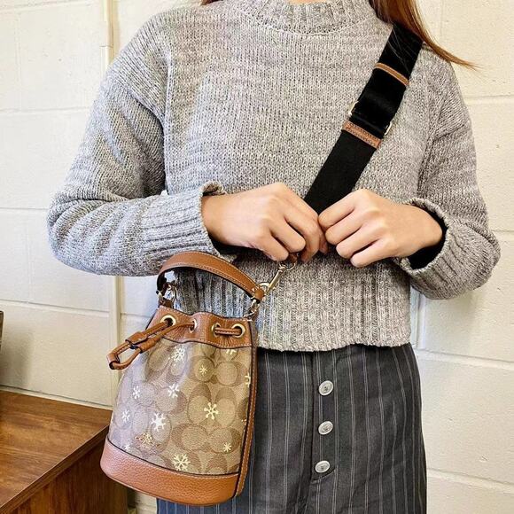 Coach CE587 Dempsey Drawstring Bucket Bag 15 With Snowflake Print Im/Khaki/Gold - Picture 2 of 9